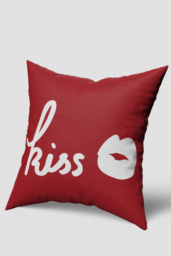 Kırmızı Beyaz Kiss Yazılı Kırlent Kılıfı