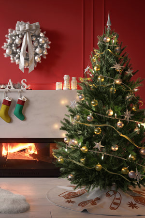 Beyaz Yılbaşı Figürleri Çam Ağacı Örtüsü