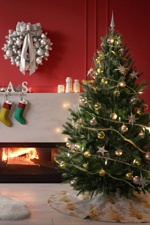 Beyaz Işıltılı Sarı Çam Ağacı ve Kar Taneleri Desenli Yılbaşı Çam Ağacı Örtüsü